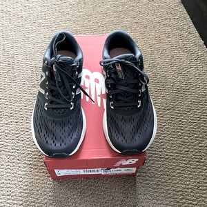 New balance womens size 7 running shoe. The DRFTV1-L - 020